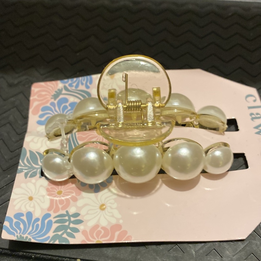 Pearls claw clip
